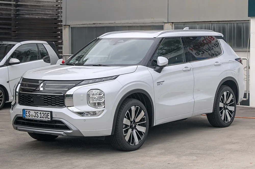 Mitsubishi Outlander PHEV — rear